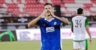 Pemain Persib Bandung dan Persebaya Surabaya bertanding pada babak pertama final Piala Presiden 2026 di Gianyar Bali.