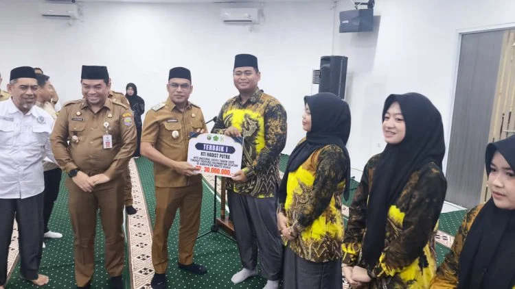 Penyerahan bonus secara simbolis kepada kafilah MTQ Kabupaten Kotabaru berprestasi