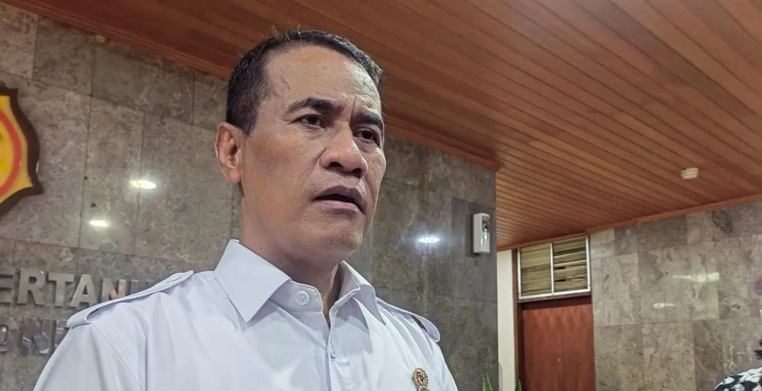 Petani menggunakan pompa air bantuan Kementerian Pertanian untuk mengairi sawah di Indramayu