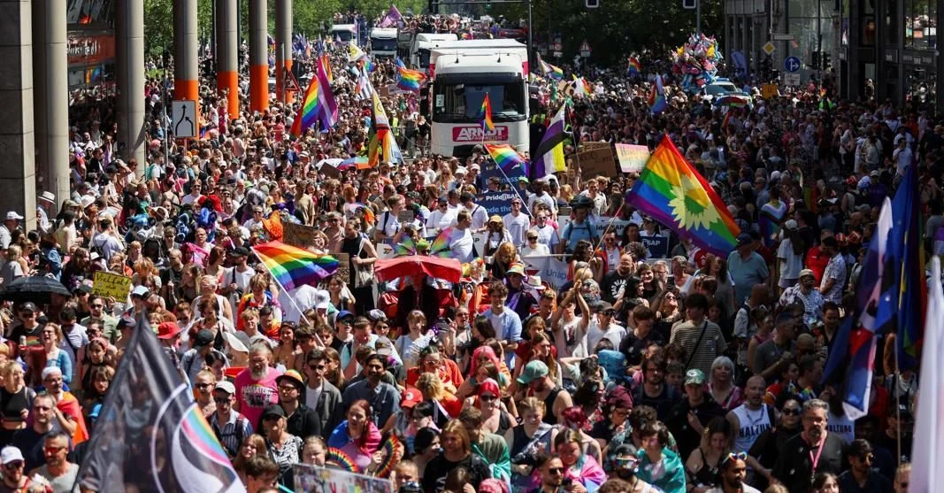 Petugas kepolisian dan penanganan darurat di sekitar lokasi parade di Berlin Jerman