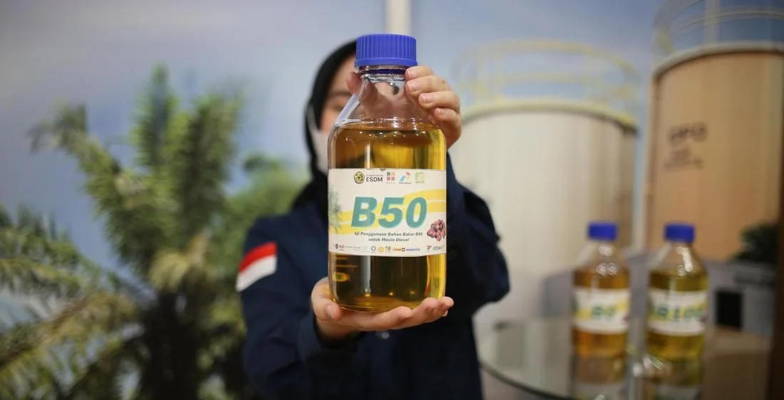 Petugas SPBU Pertamina sedang melayani pengisian bahan bakar kendaraan konsumen