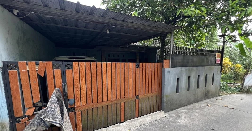 Polisi melakukan olah TKP kasus perusakan pagar rumah akibat teror tetangga di Depok.