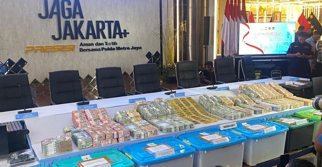 Polisi Pajang Tumpukan Emas dan Uang Dolar Hasil Geledah 3 Kasus Korupsi
