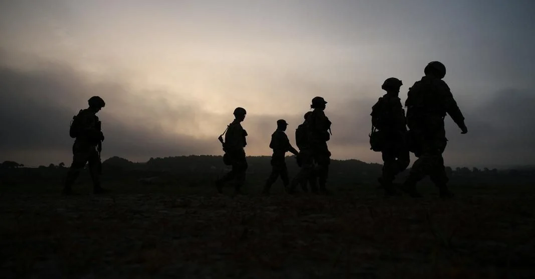 Prajurit militer dan kendaraan tempur dalam kondisi siaga di kawasan Timur Tengah