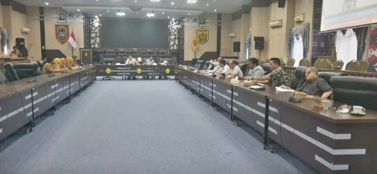 Rapat DPRD Kota Banjarmasin membahas LKPJ Walikota Banjarmasin Tahun Anggaran 2025 bersama TAPD.