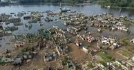 Sisa bangunan kampung yang ditenggelamkan di Bendungan Karian Lebak muncul ke permukaan akibat penurunan debit air.