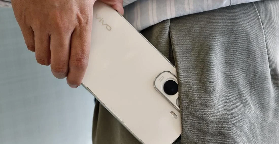 Smartphone Vivo Y500 berwarna Putih Ombak dan Biru Samudra dengan layar AMOLED