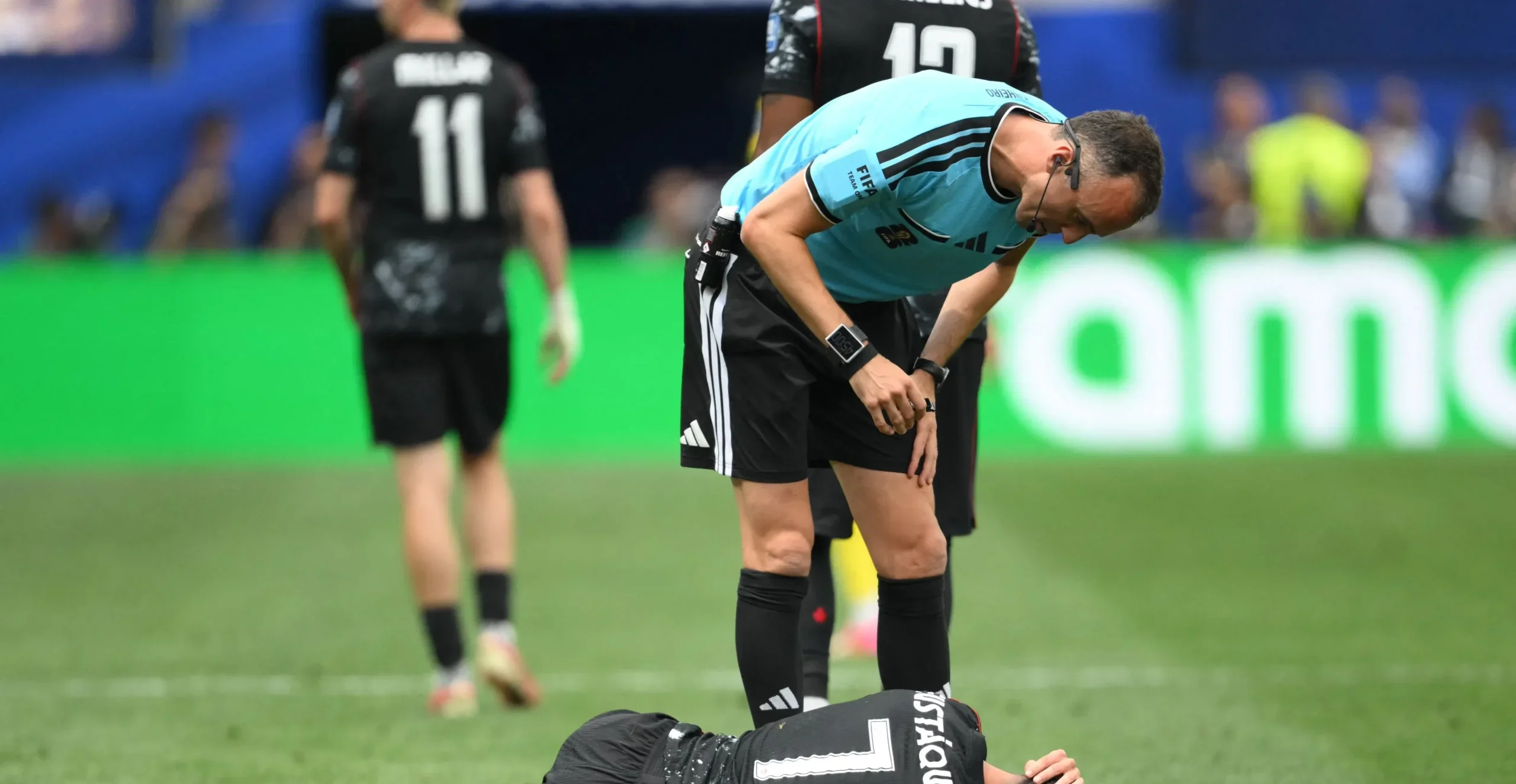 Wasit João Pinheiro saat memimpin pertandingan sepak bola internasional.