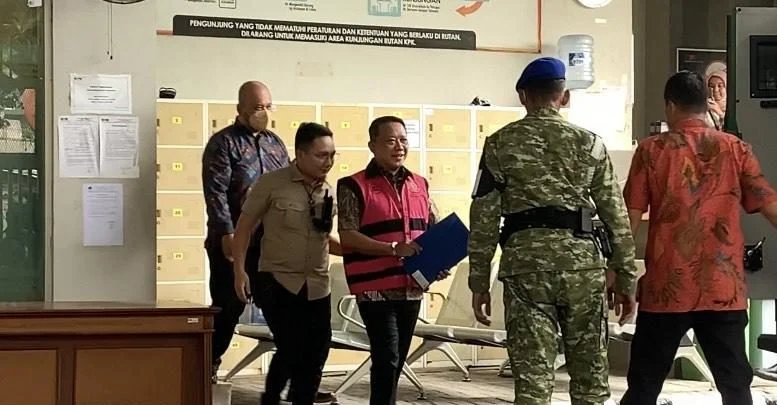Febrie Adriansyah mengenakan rompi tahanan dan diborgol saat dipindahkan dari Rutan KPK