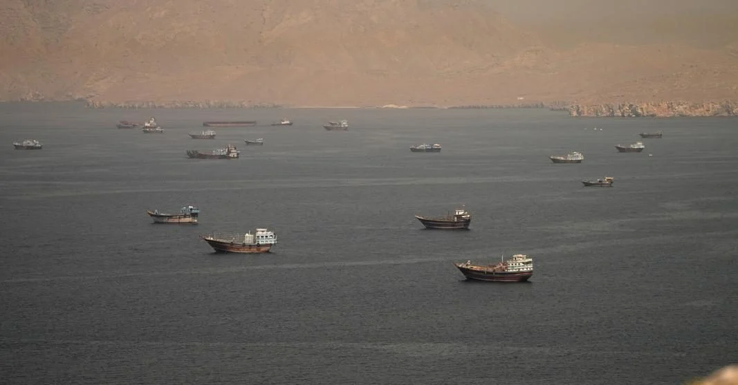 Pemandangan jalur pelayaran strategis Selat Hormuz yang menjadi fokus ketegangan antara Iran dan Amerika Serikat.