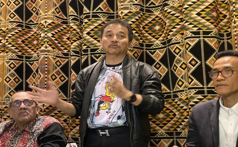 Ade Darmawan Sekjen Peradi Bersatu memberikan keterangan terkait penelitian ijazah Jokowi oleh Roy Suryo