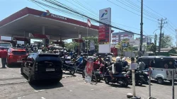 Antrean kendaraan di SPBU Makassar memicu kebijakan sekolah daring dan WFH ASN