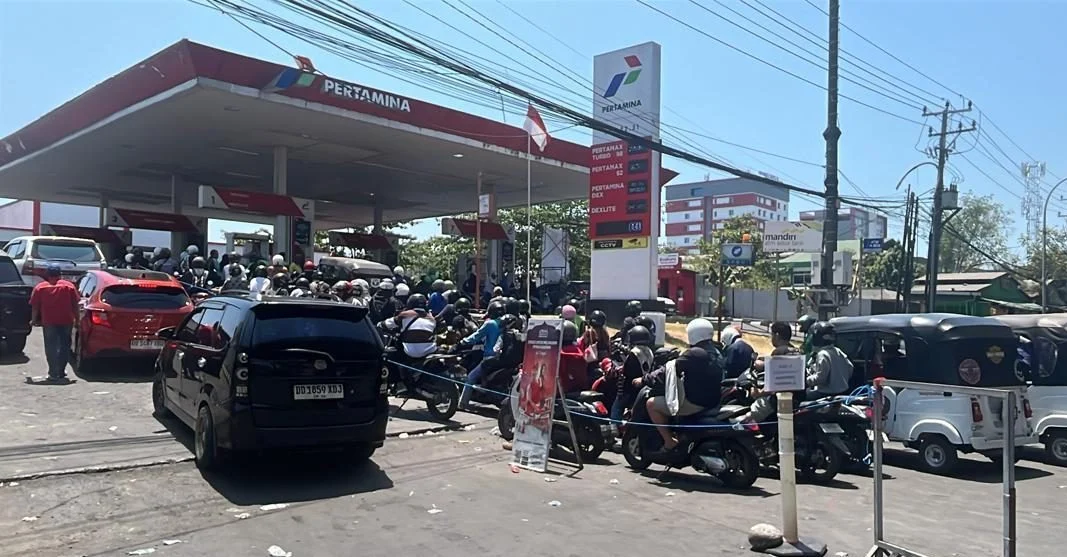 Antrean kendaraan di SPBU Makassar memicu kebijakan sekolah daring dan WFH ASN