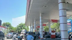 Antrean kendaraan di SPBU Sulawesi Selatan
