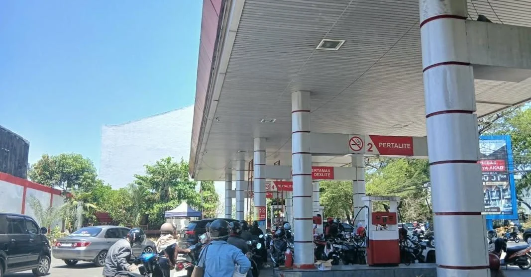 Antrean kendaraan di SPBU Sulawesi Selatan