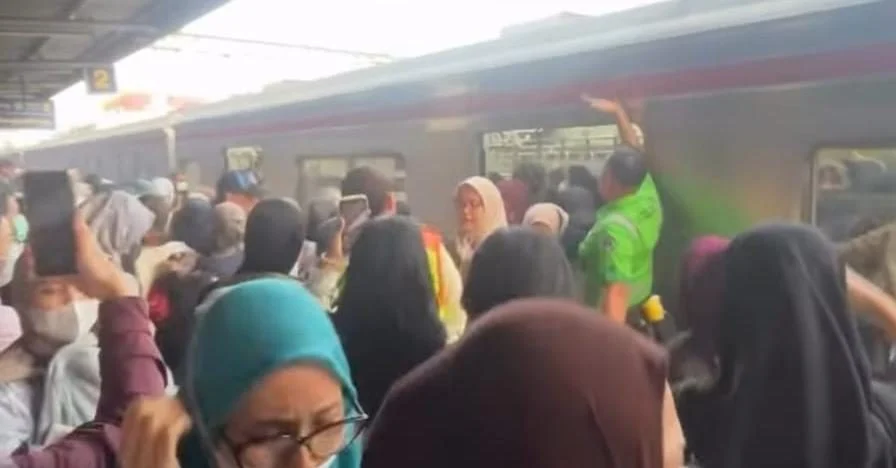 HP Terbakar di KRL Rawabuntu, Ternyata Dipakai Hotspot Sambil Disimpan di Tas