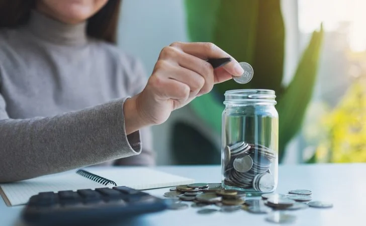 Ilustrasi grafik ekonomi dan perbankan yang dipengaruhi kebijakan suku bunga global