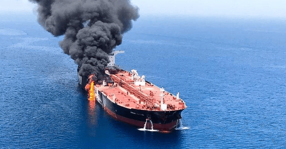 Kapal tanker yang sedang berlabuh di kawasan perairan Teluk Persia.