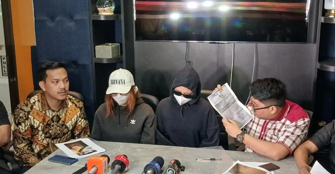 Kuasa hukum menunjukkan bukti visum dugaan kekerasan seksual