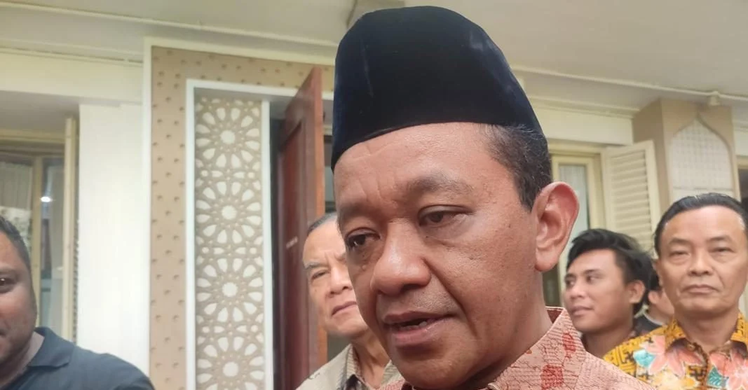 Menteri ESDM Bahlil Lahadalia saat memberikan keterangan mengenai pasokan dan antrean BBM subsidi di SPBU Makassar.