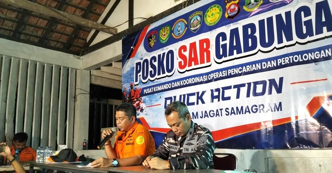 Petugas tim SAR gabungan melakukan penyisiran di perairan Selat Sunda untuk mencari jurnalis yang hilang.