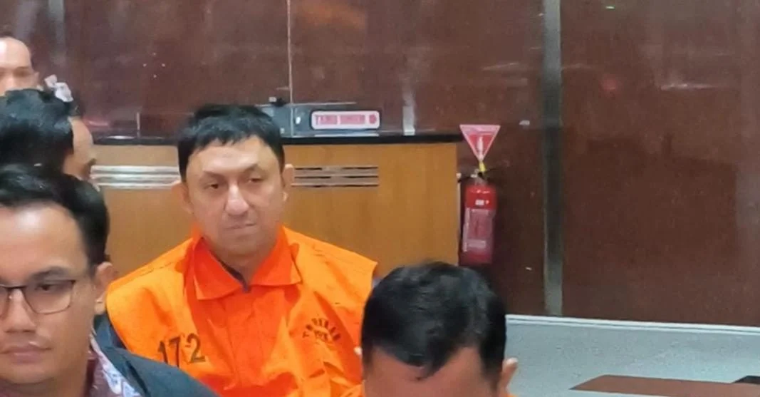 Politikus Fahd A Rafiq mengenakan rompi tahanan KPK setelah ditetapkan sebagai tersangka