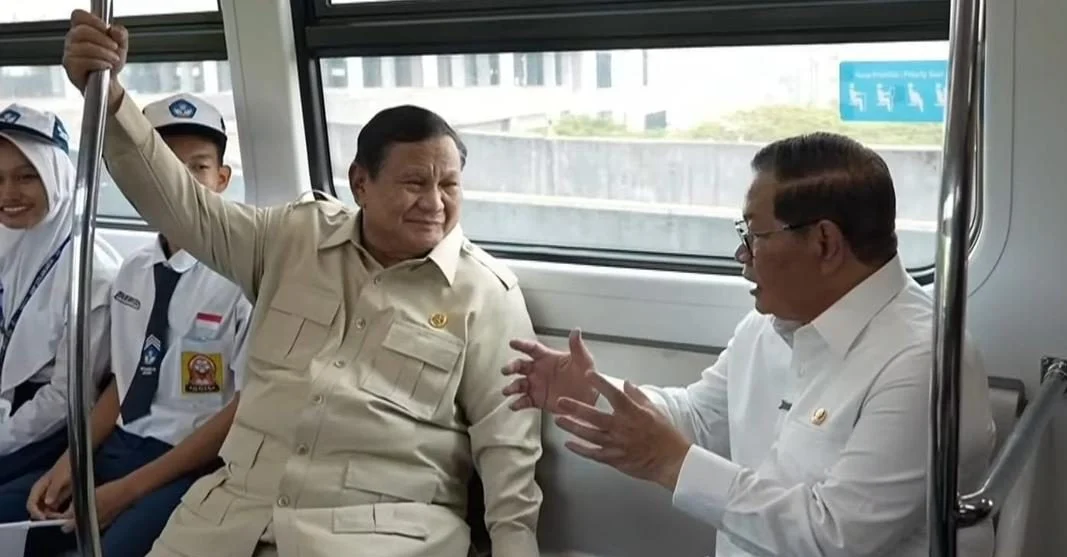 Presiden Prabowo Subianto dan Gubernur DKI Jakarta Pramono Anung di dalam gerbong LRT Jakarta