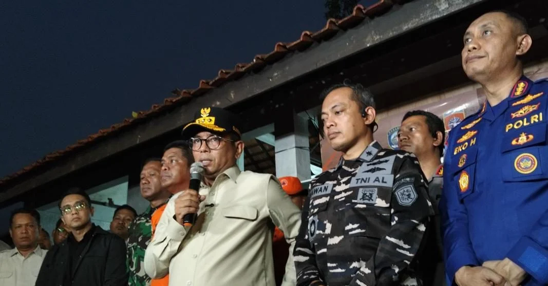 Proses pencarian korban hilang di perairan Gunung Anak Krakatau oleh tim SAR gabungan.