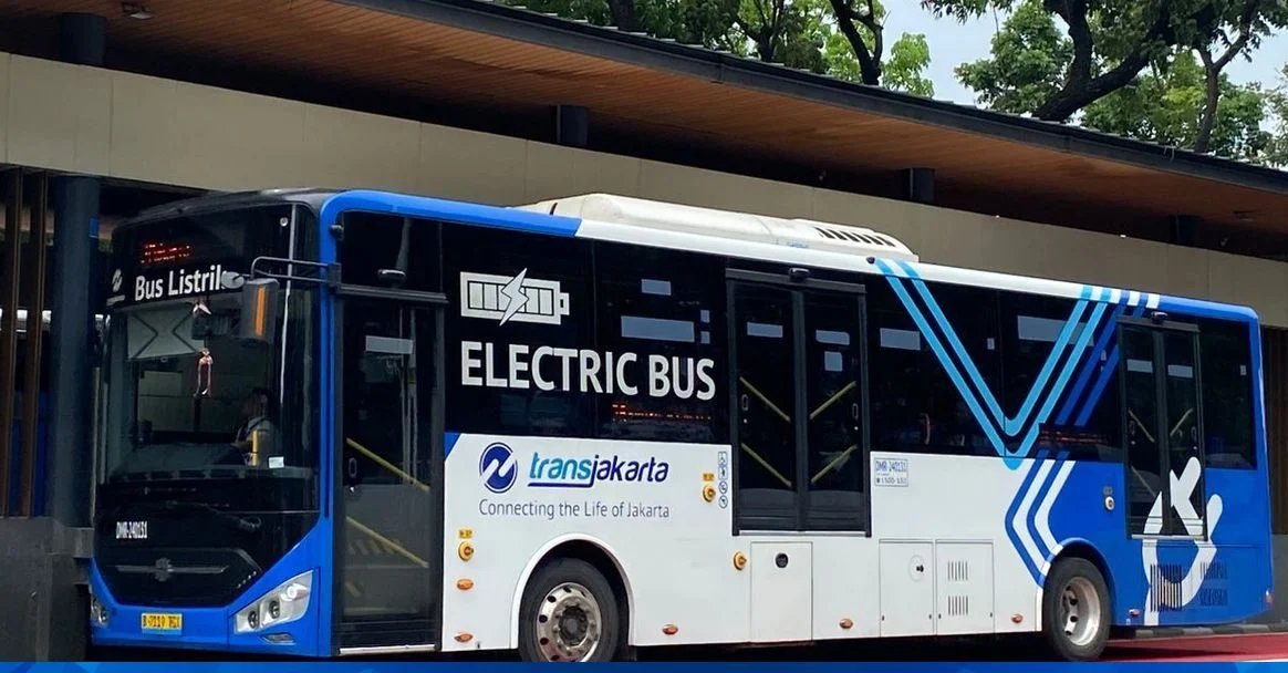 Rekaman CCTV Transjakarta menunjukkan situasi lalu lintas di sekitar halte busway Jakarta.