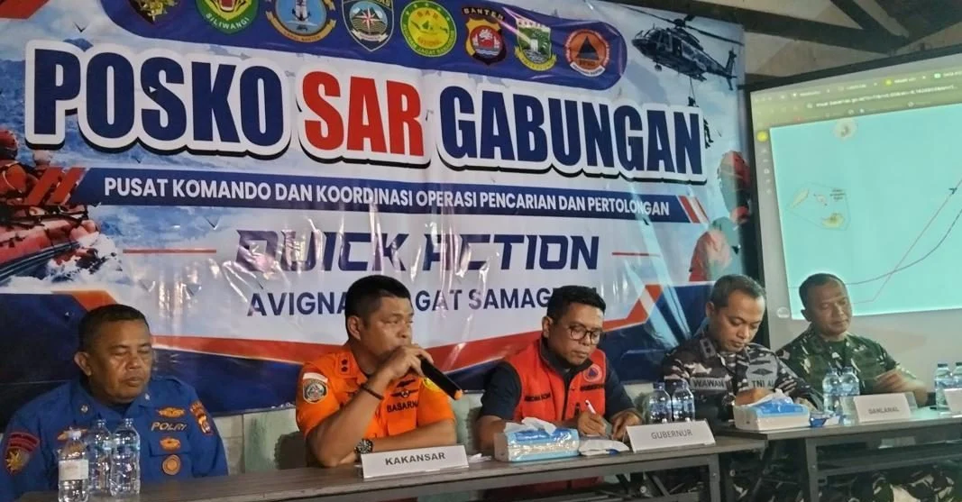 Tim SAR gabungan melakukan pencarian korban hilang di sekitar perairan Gunung Anak Krakatau Selat Sunda.